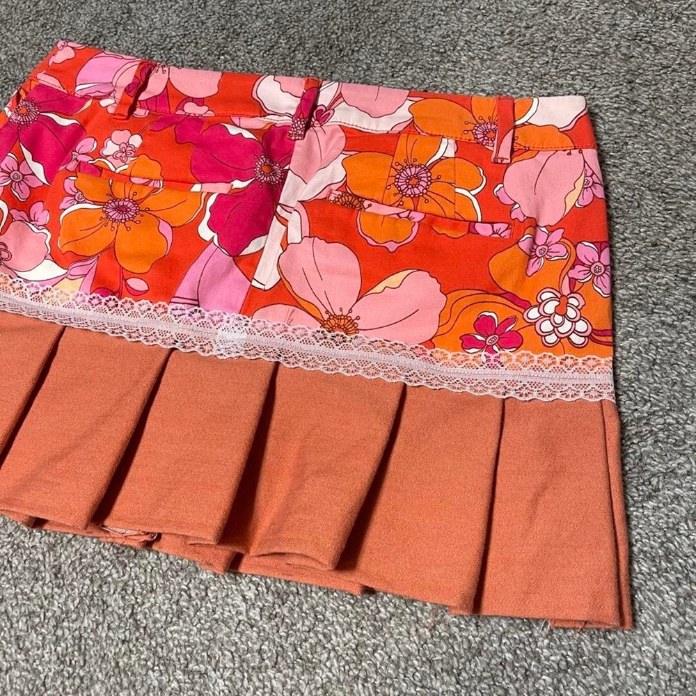 reworked/upcycled multicoloured floral skirt with lace trim and button details - Picture 5 of 8